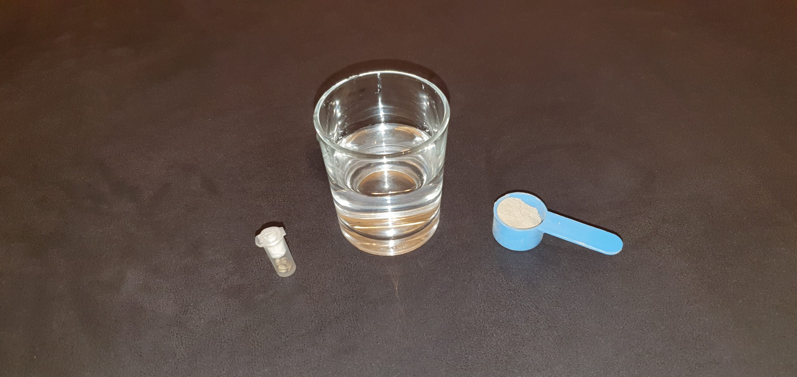 Glas mit destilliertem Wasser, Cannabissamen, Mykorrhiza-Pulver