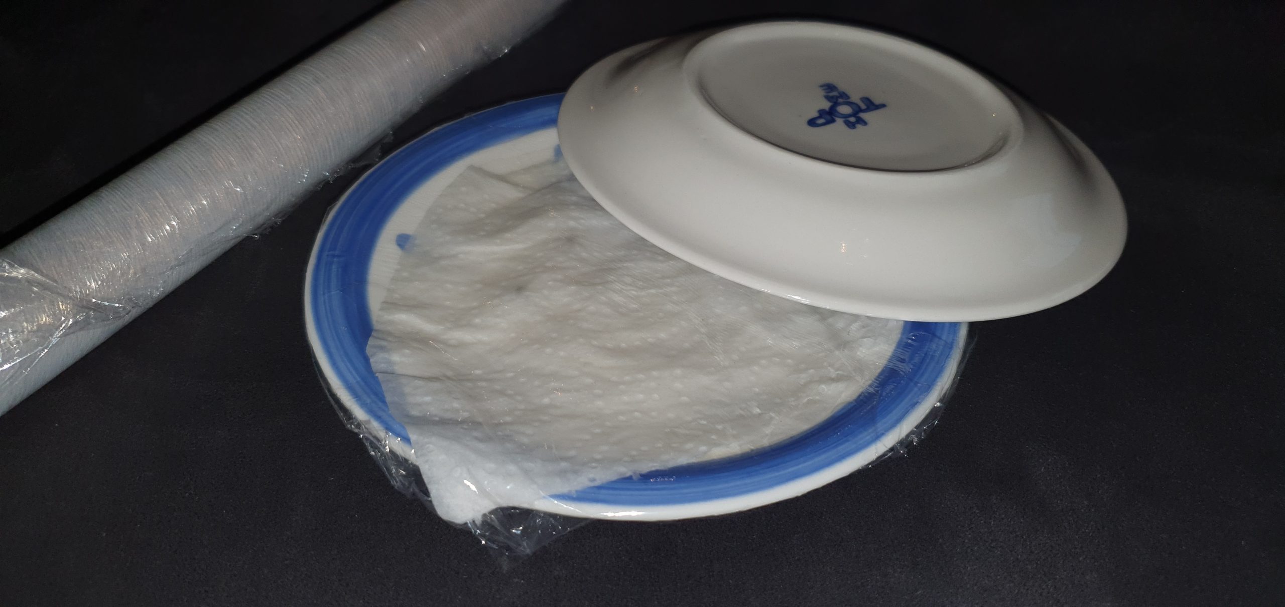 zwei Unterteller mit feuchtem Küchenpapier und Frischhaltefolie