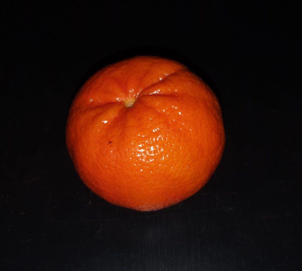 frische Apfelsine auf schwarzem Hintergrund