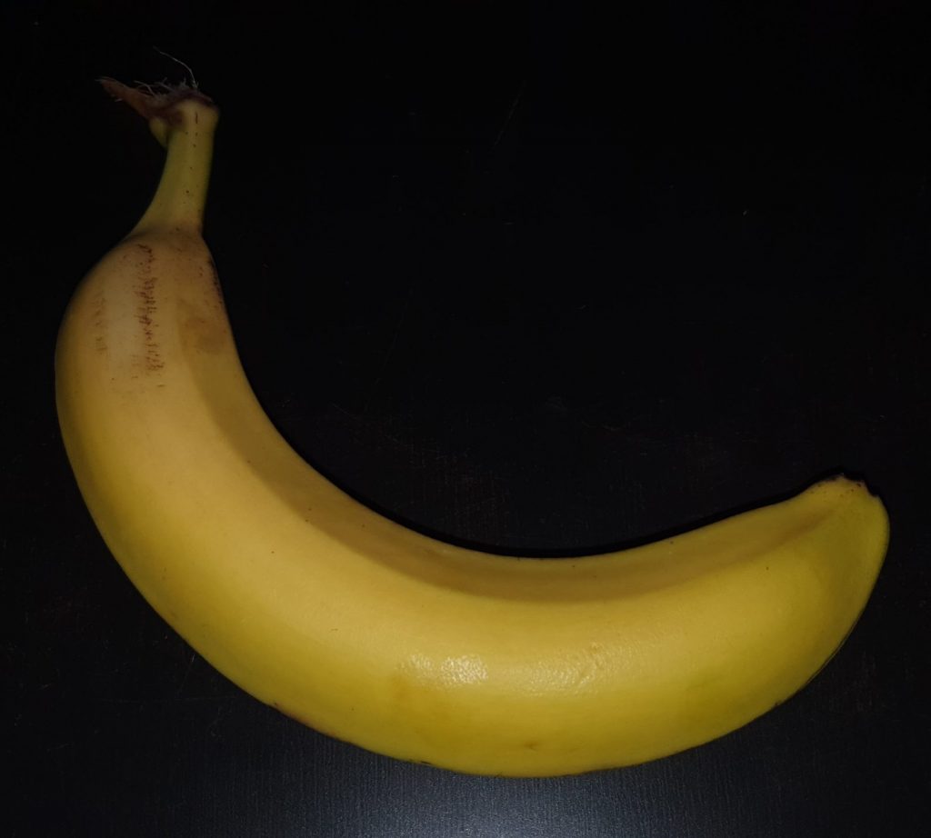 frische Banane auf schwarzem Hintergrund