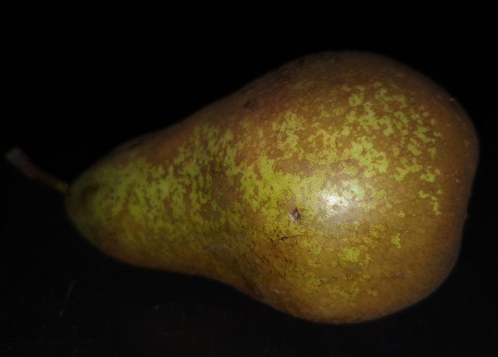 frische Birne auf schwarzem Hintergrund