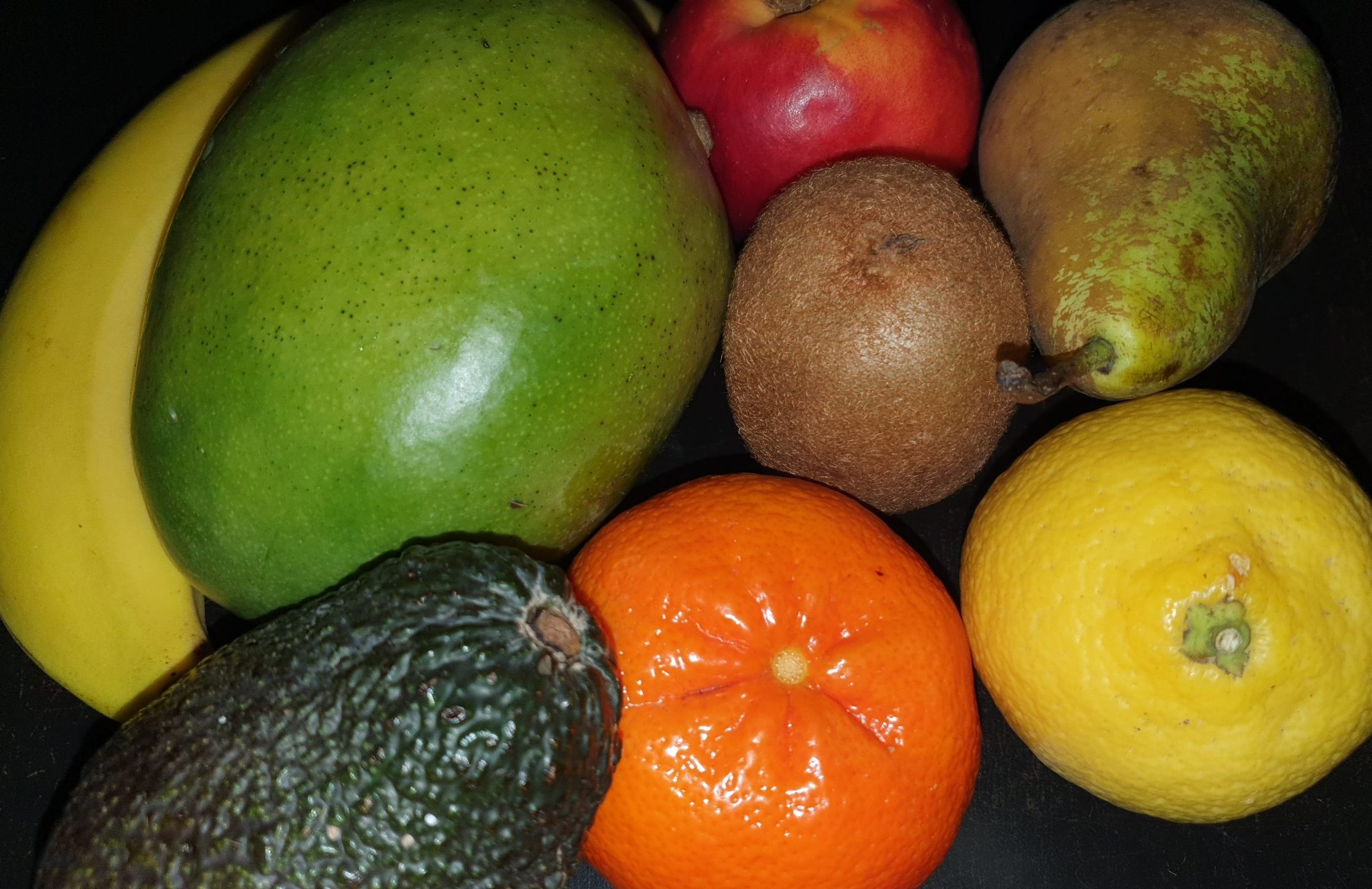 frisches Obst und Früchte auf schwarzem Hintergrund