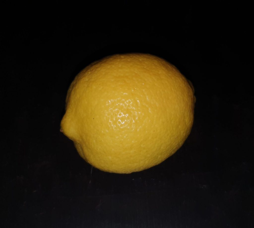 frische Zitrone auf schwarzem Hintergrund