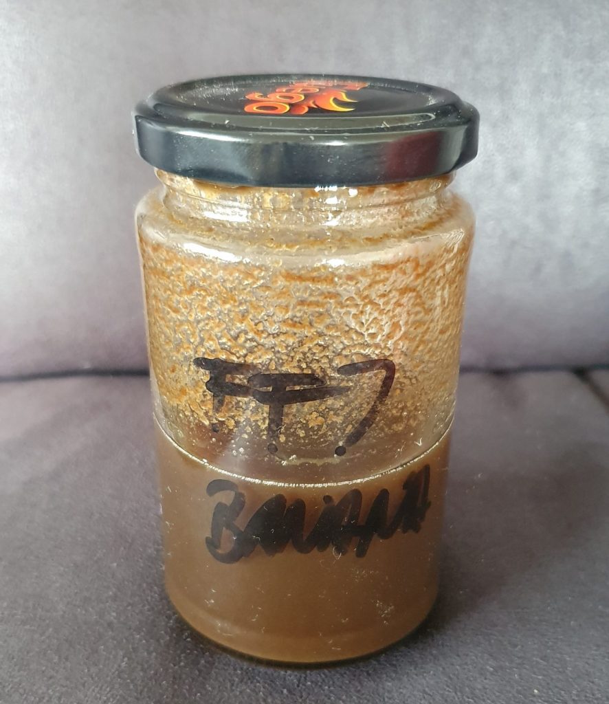 ein Schraubglas mit braunem FFJ (fermented fruit juice) bzw. fermentiertem Fruchtsaft aus Bananen
