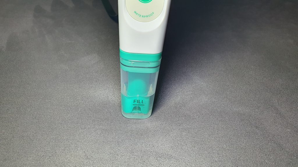 der untere Teil eines pH-Messgerätes mit Kappe über der Sonde, welche in KLC-Lösung gelagert ist