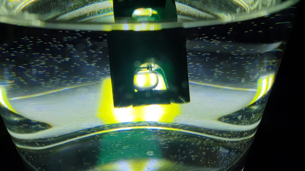 Großaufnahme von einer pH-Sonde im Wasser, die von unten beleuchtet wird